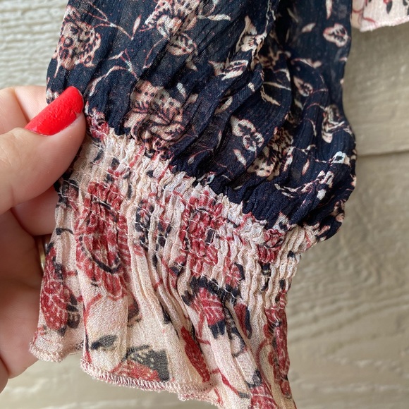 V-neck Ruffled Blouse, size 6, h&m - Picture 15 of 16